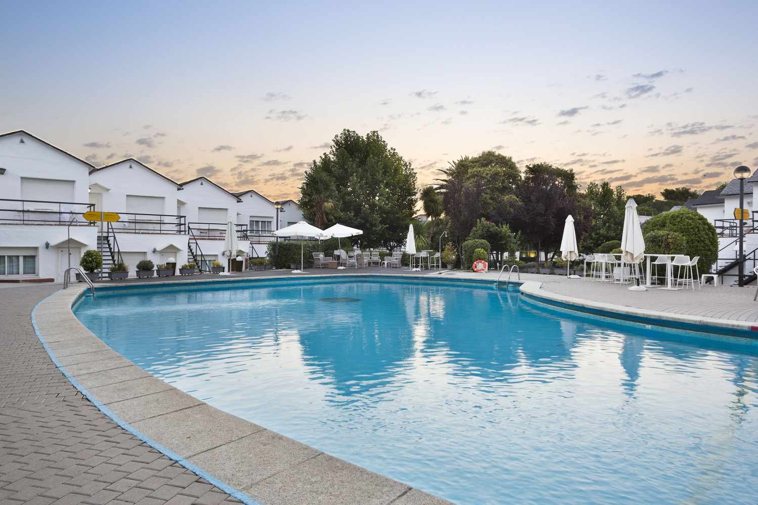 LiggingHet stadhotel wordt door een rustige tuin omsloten. Met de gratis shuttlebusservice van het hotel bereikt u gemakkelijk het beurscentrum en de luchthaven. Winkelmogelijkheden (ca. 50m) en verbinding met het openbaar vervoer (ca. 20m) vindt u in de directe omgeving. HotelfaciliteitenIn 2022 werd dit luchthavenhotel gemoderniseerd. Naast 73 bungalows behoort tot dit riante centrum ook een wooncomplex dat uit een 3 verdiepingen tellend hoofdgebouw en een bijgebouw met een verdieping bestaat. De gasten hebben hier de keuze tussen 169 kamers en 146 tweepersoonskamers. Het meertalig personeel bij de receptie in de ontvangsthal is hulpvaardig bij het in- en uitchecken. De gasten van het hotel kunnen van een bagagedepot