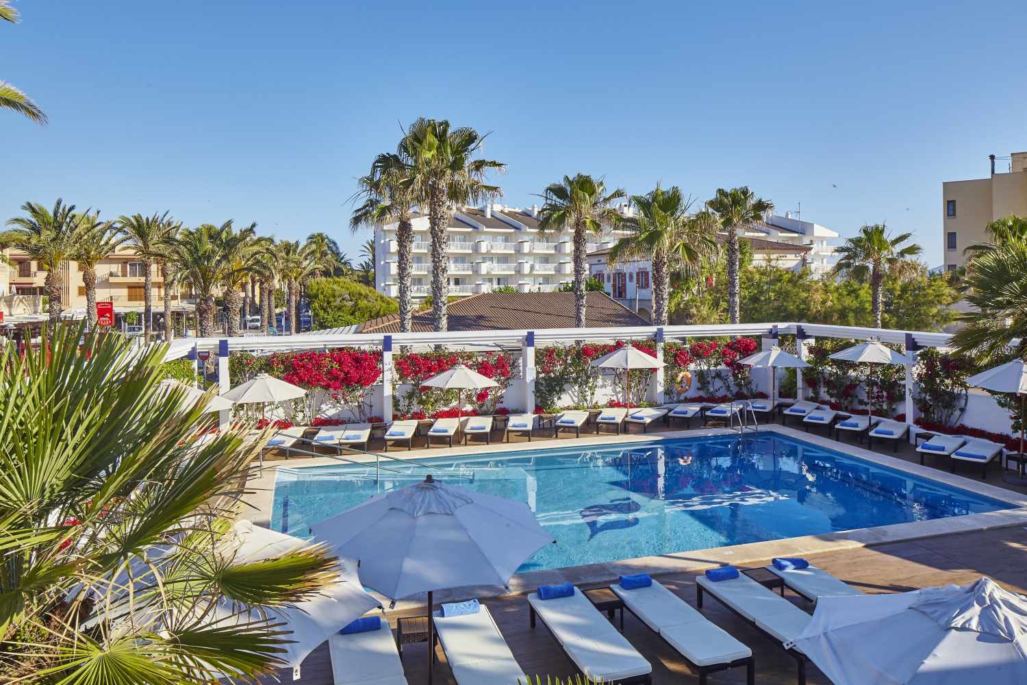 Adults Only (18+)LiggingHet hotel ligt in de noordelijke badplaats Ca'n Picafort aan de baai van Bahía de Alcúdia op het eiland Mallorca