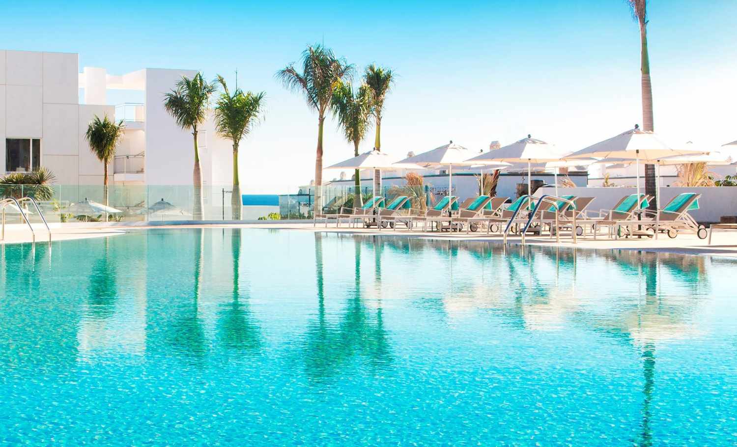 LiggingHotel Lava Beach ligt direct aan het strand van Puerto del Carmen