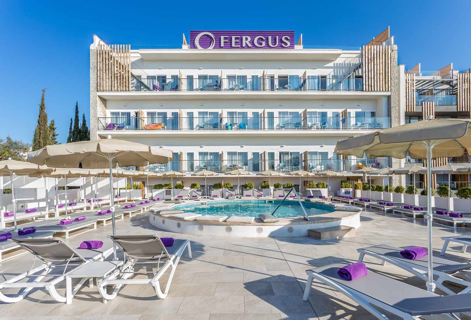 Adults Only (16+)LiggingFERGUS Style Palmanova ligt direct aan het zandstrand van Playa Es Carregador in Palmanova