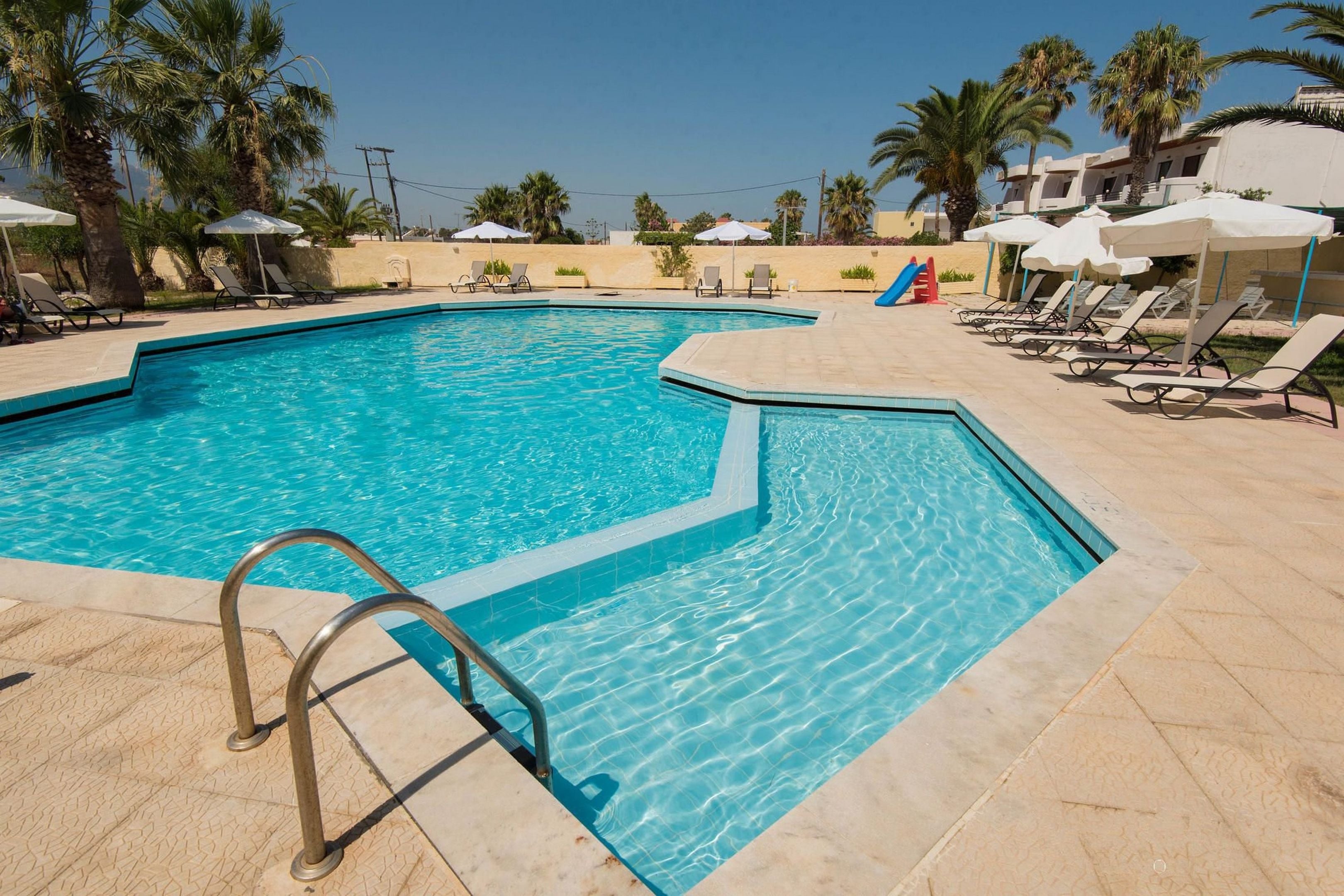 LiggingLeonidas Hotel & Studios ligt in Lambi