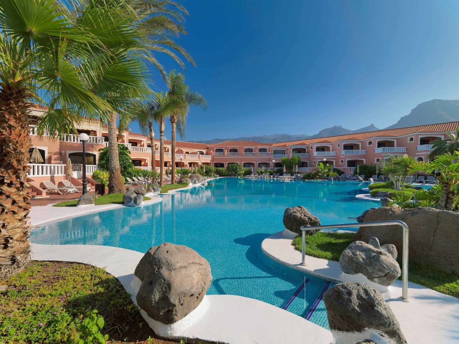 LiggingDit populaire appartementencomplex ligt tegenover de promenade en een winkelcentrum