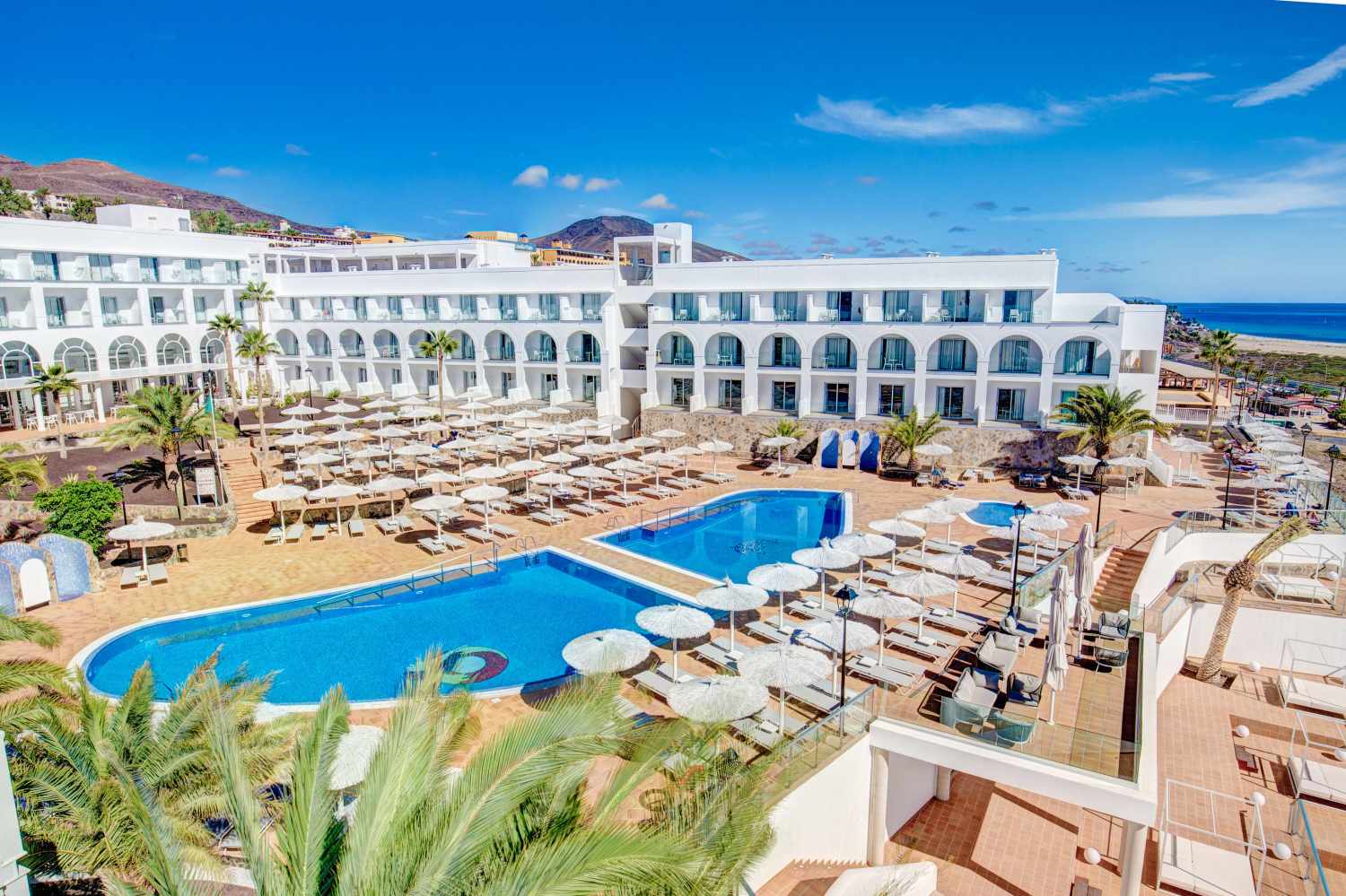 LiggingSBH Maxorata Resort ligt in Jandía (Fuerteventura) op korte afstand van het zandstrand van Playa del Matorral en met uitzicht op het beschermde natuurgebied Saladar. HotelfaciliteitenHet resort beschikt over drie buitenzwembaden