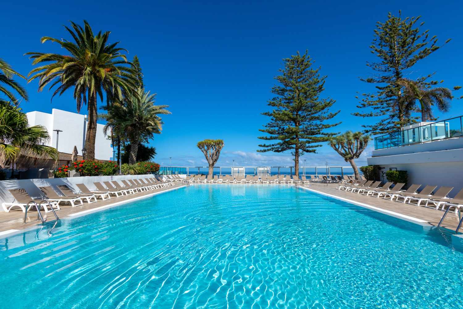 LiggingHet hotel is gelegen in de residentiële wijk La Paz