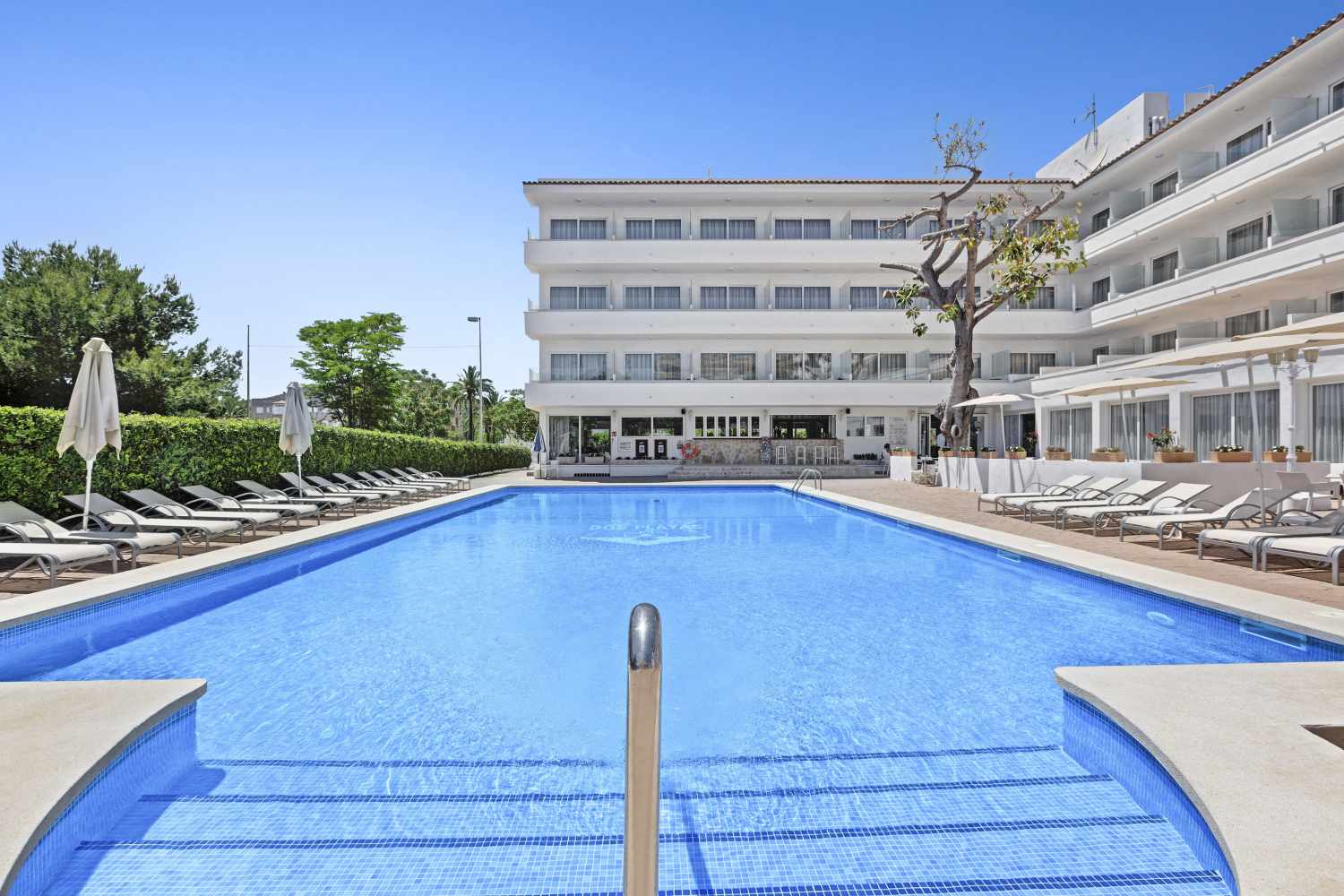 Adults OnlyLiggingHet hotel ligt een paar meter van het openbaar toegankelijke zandstrand verwijderd