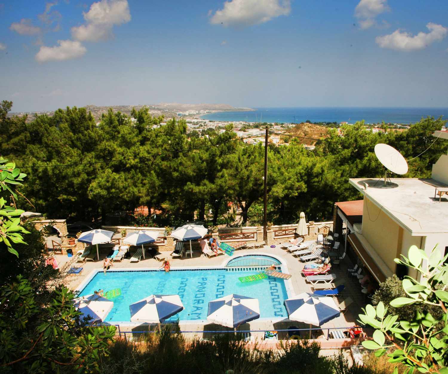 LiggingHet hotel ligt op een heuvel