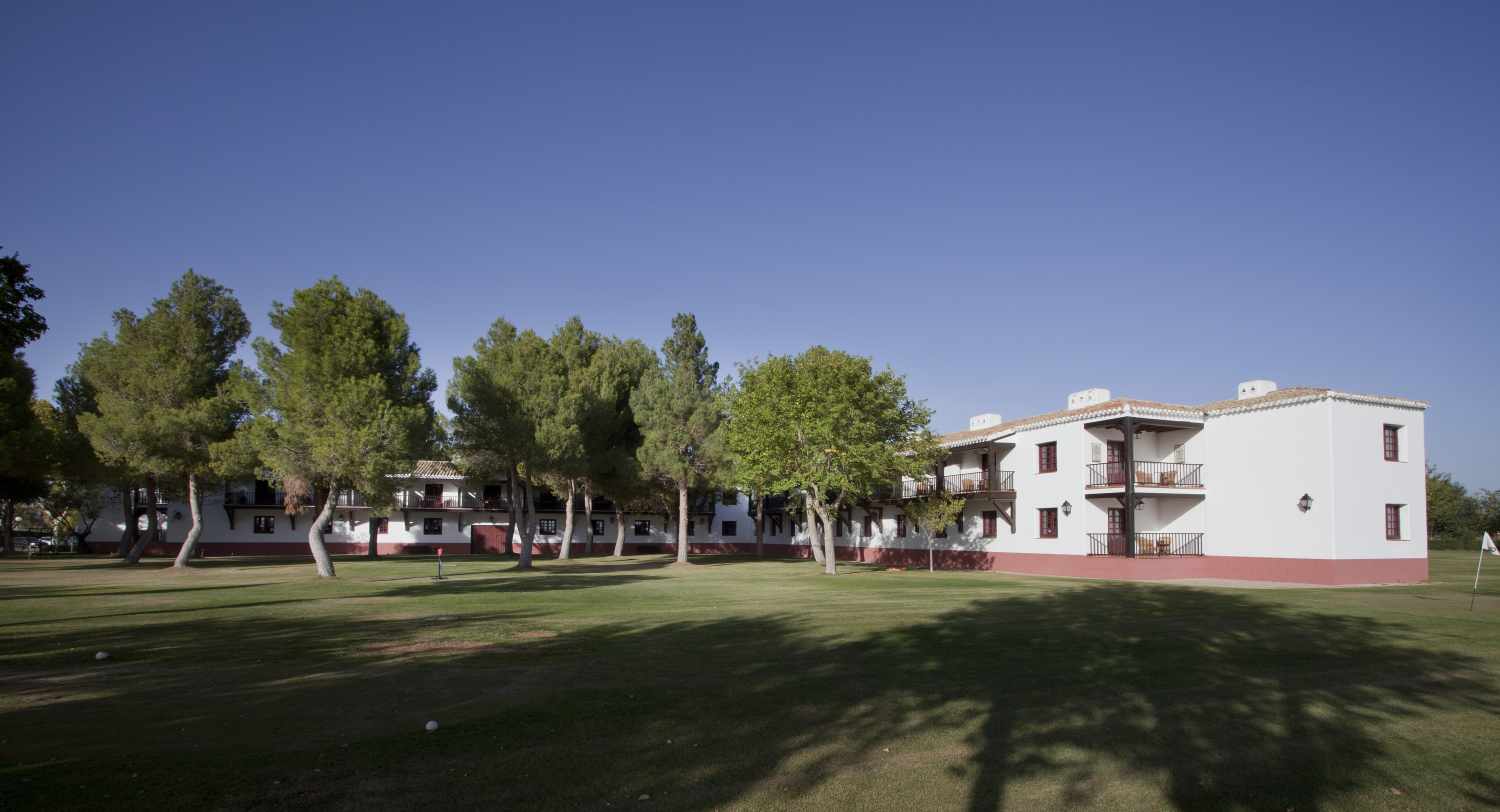 LiggingHet businesshotel ligt aan een hoofdstraat