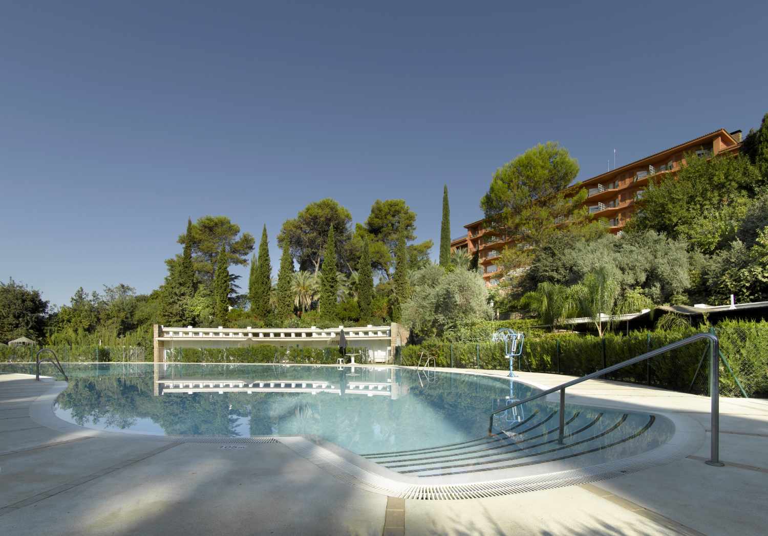 LiggingParador de Córdoba ligt op een heuvel net buiten het historische centrum van Córdoba