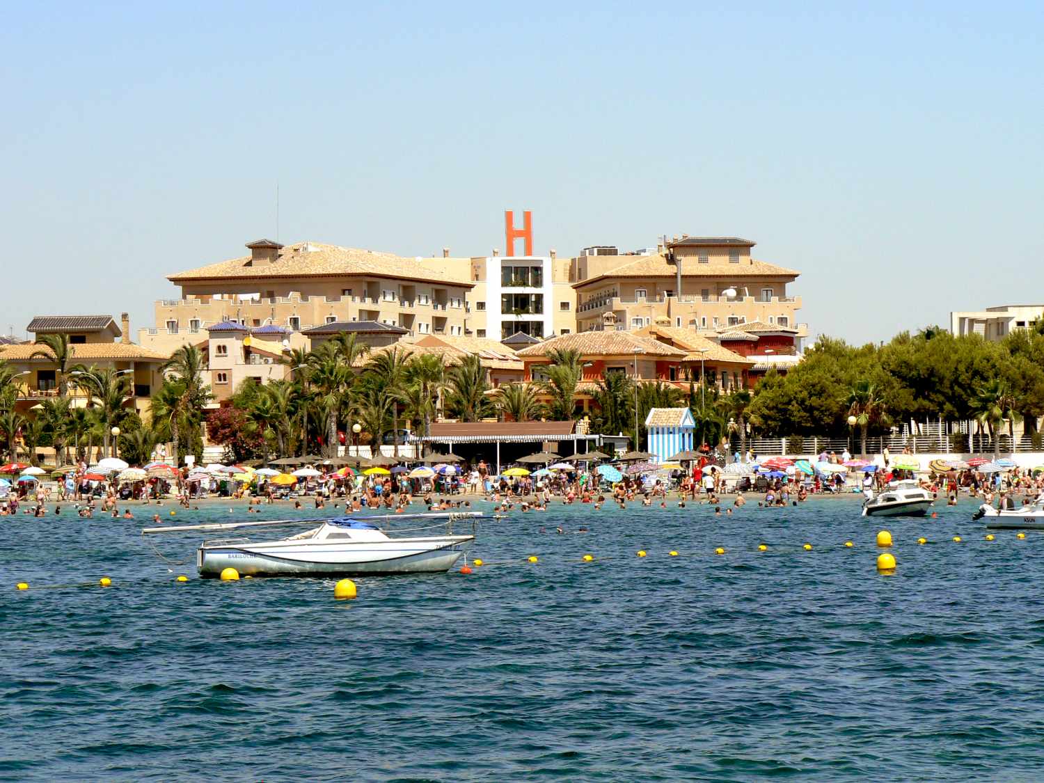 LiggingHet strandhotel ligt ca. 100 m van het strand Los Narejos