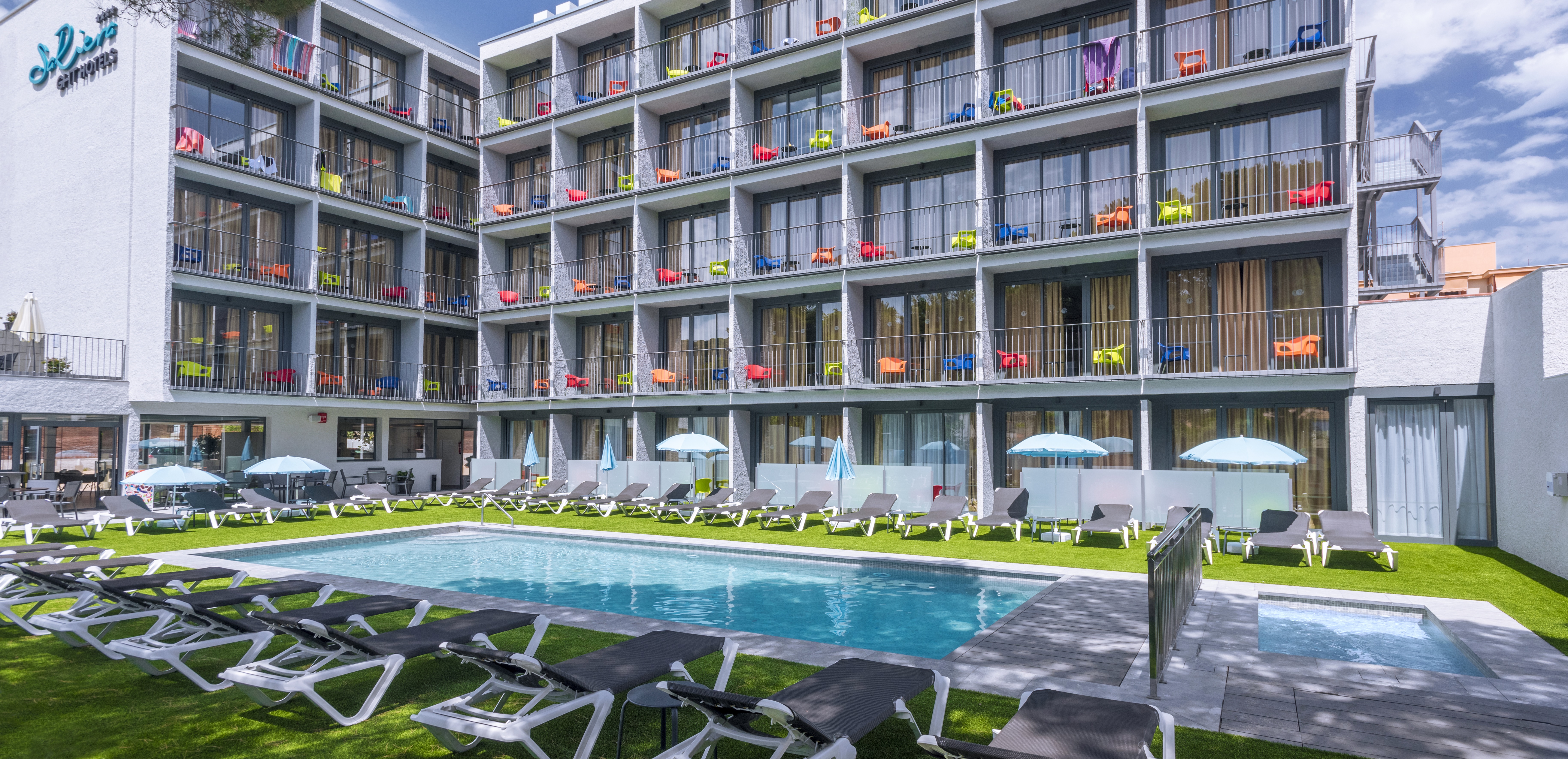 LiggingDit hotel bevindt zich direct in het centrum van Tossa de Mar. HotelfaciliteitenHet hotel is ingericht met een bagagedepot en een kluis. In de openbare ruimtes is Wi-Fi verkrijgbaar. De tourdesk biedt ondersteuning bij het boeken van excursies. Het hotel beschikt over meerdere voor minder validen toegankelijke vrijetijdsbestedingen