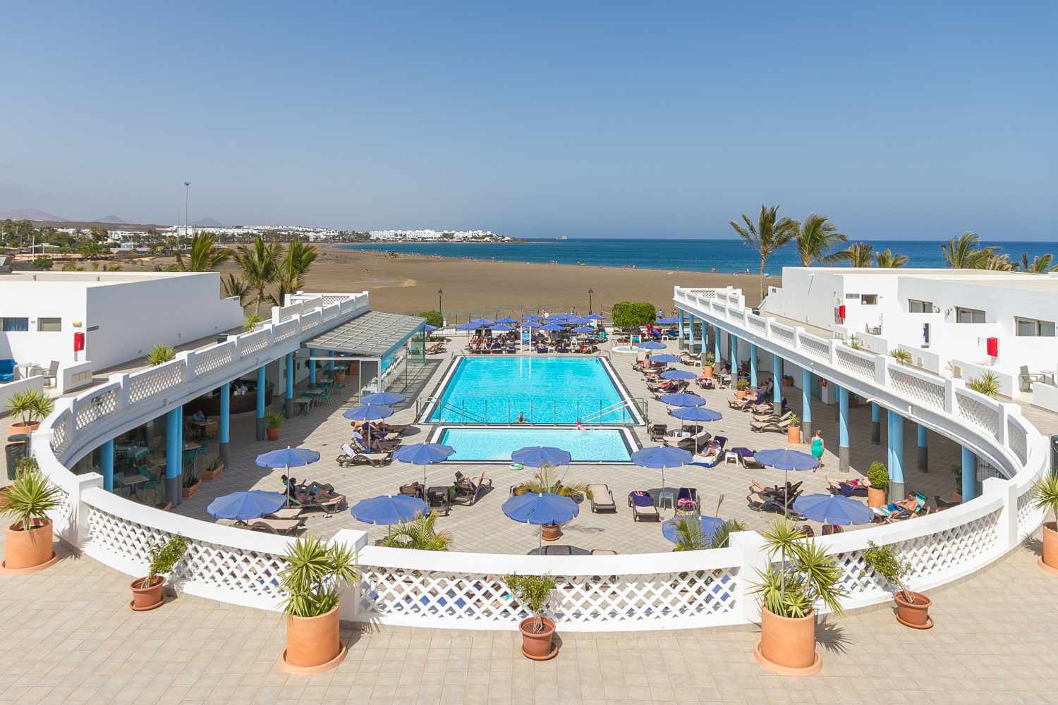 LiggingHotel Las Costas ligt in het rustige deel van Puerto del Carmen