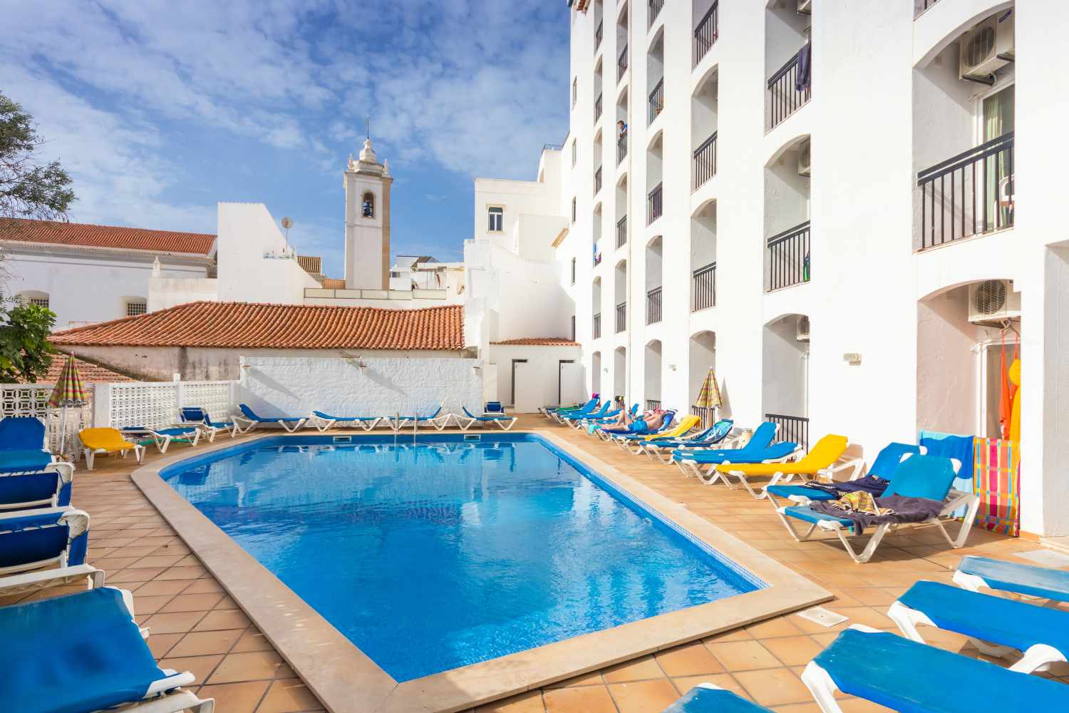 Adults OnlyLiggingDit eenvoudige strandhotel ligt aan de rand van het drukbezochte centrum van Albufeira en wordt omringd door een schitterende tuin met palmbomen. Vanaf het hotel is het slechts enkele stappen lopen naar een grote keuze aan bars