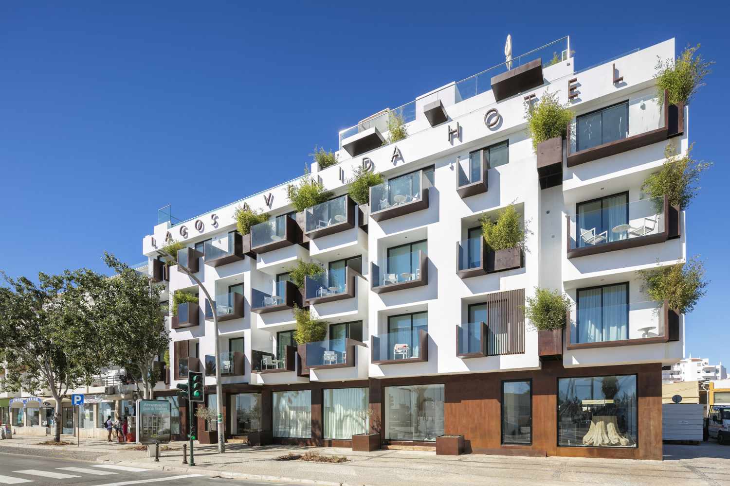 Adults OnlyLiggingDit hotel ligt in een ideale omgeving voor volwassenen die in de vakantie onder elkaar willen zijn en bevindt zich midden in het hart van Lagos. HotelfaciliteitenHet voorzieningenaanbod van het hotel bevat een bagagedepot en een kluis. In de openbare ruimtes is Wi-Fi verkrijgbaar. De tourdesk biedt ondersteuning bij het boeken van excursies. Het hotel beschikt over meerdere voor mindervaliden toegankelijke vrijetijdsbestedingen