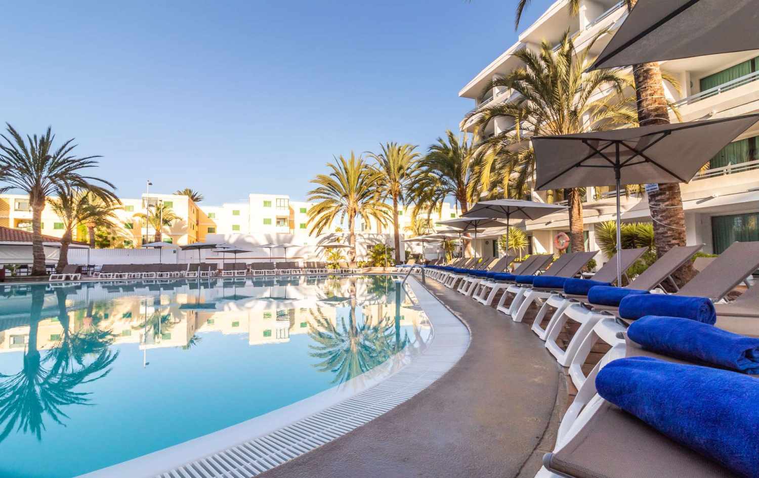 LiggingDit appartementencomplex ligt aan een hoofdstraat en bevindt zich op slechts ca. 200 m afstand van het lange zandstrand van Playa del Inglés. Direct bij het complex zijn er diverse mogelijkheden om te winkelen en u te vermaken. Haltes van het openbaar vervoer bevinden zich op slechts ca. 100 m afstand. Las Palmas