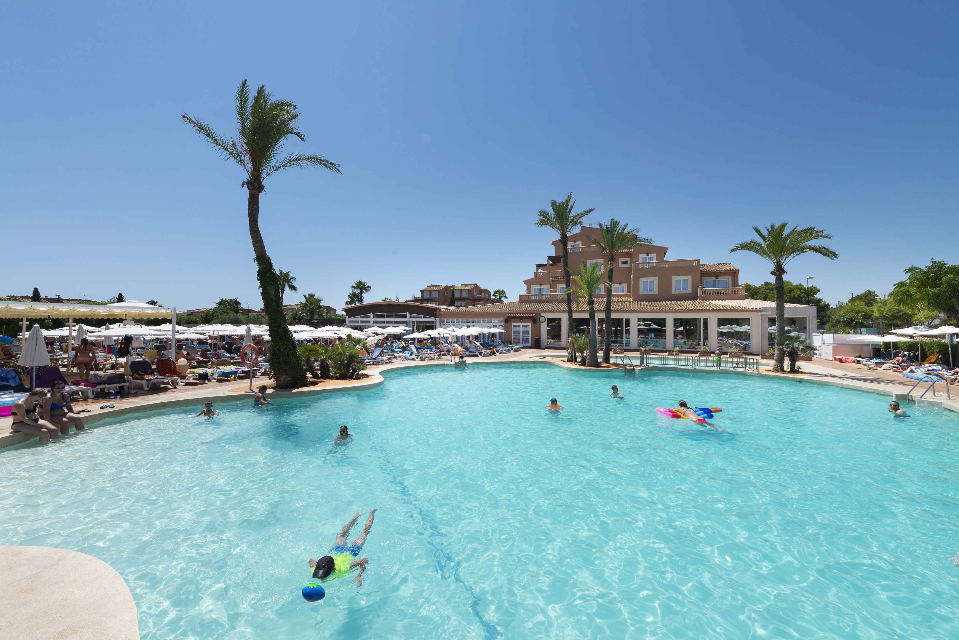 LiggingHet aparthotel bevindt zich in Cala Millor aan de oostkust van Mallorca