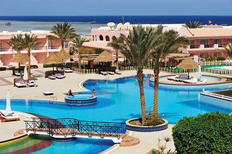 LiggingHet strandhotel ligt aan een hoofdstraat in Marsa Alam.HotelfaciliteitenDe gasten beleven een ontspannen verblijf in de 300 kamers. 24/24 staat de gasten Engels- en Duitstalig personeel aan de receptie met raad en daad bij