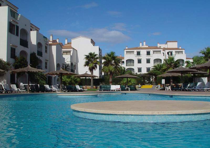 LiggingDit appartementencomplex ligt aan het langzaam aflopende zandstrand in de baai van Cala'n Bosch. De jachthaven