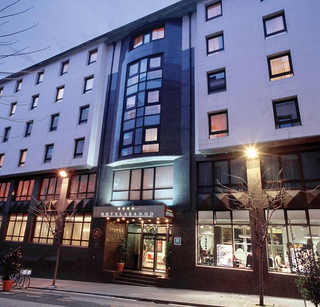 LiggingHet hotel is strategisch gelegen in het financiële centrum van de stad. Het ligt in het hart van Bilbao