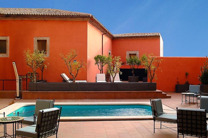 LiggingDit hotel ligt direct in het stadscentrum van Trujillo. De Plaza Major ligt in de directe omgeving van het hotel en kunt u binnen ca. 5 minuten lopen bereiken. Een halte van het openbaar vervoer ligt op ongeveer 500 m afstand. Het nationale park Monfragüe ligt op ongeveer 40 km afstand. De dichtstbijzijnde luchthaven van Badajoz ligt op ca. 150 km afstand.HotelfaciliteitenDe suites