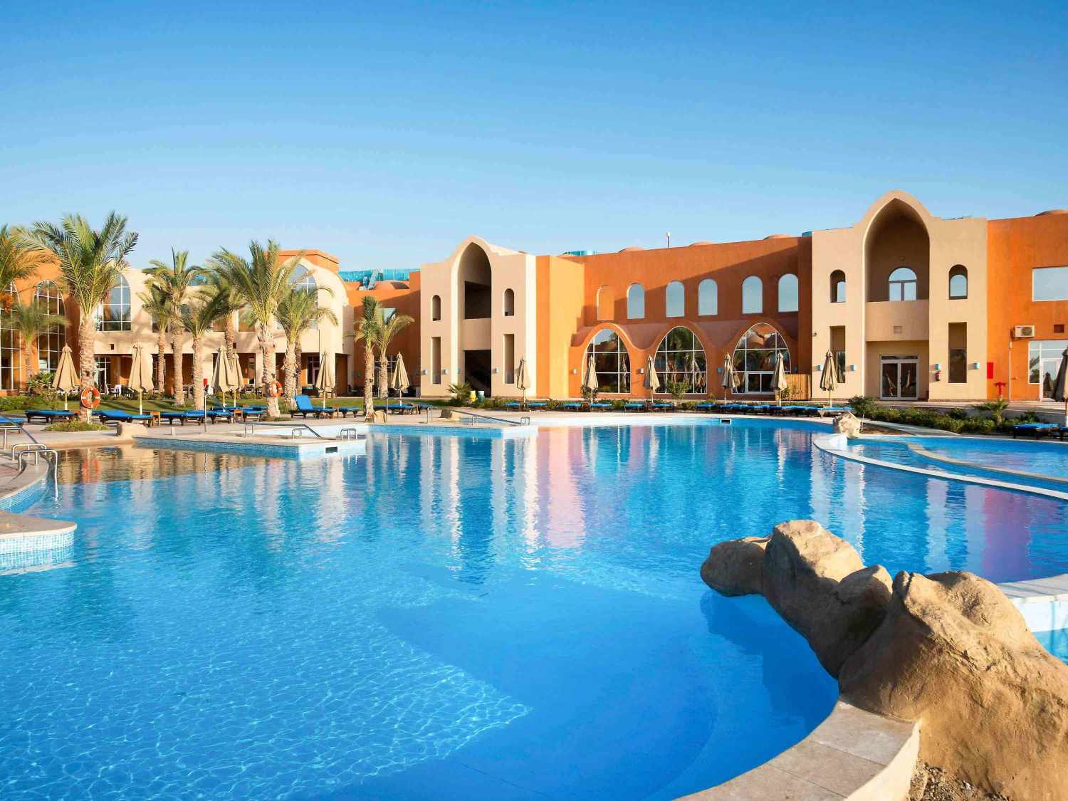 LiggingHet Novotel Marsa Alam Beach Resort ligt direct aan een privéstrand aan de kust van de Rode Zee