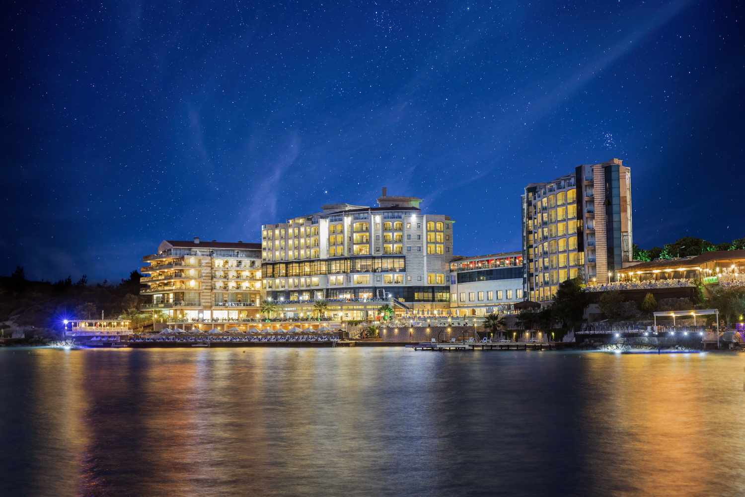 LiggingCharisma De Luxe Hotel ligt in de Turkse badplaats Kusadasi