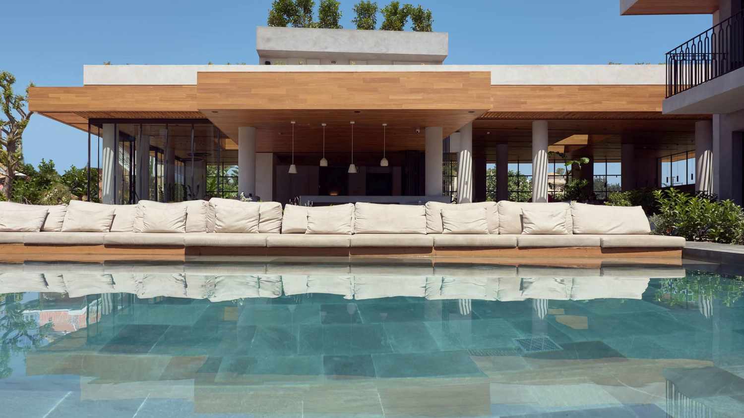 LiggingDit boetiekhotel ligt in een ideale omgeving voor volwassenen die in de vakantie onder elkaar willen zijn en bevindt zich direct in het centrum van Tsilivi. HotelfaciliteitenDe receptie is 24 uur per dag geopend. Een bagagedepot en een kluis bieden de nodige service. In de openbare ruimtes is Wi-Fi verkrijgbaar. De tourdesk biedt ondersteuning bij het boeken van excursies. Het hotel beschikt over faciliteiten voor rolstoelgebruikers en een lift. Voor filmliefhebbers heet het in de bioscoop: "En…actie!". In de supermarkt zijn producten voor het dagelijks gebruik verkrijgbaar. Buiten biedt een tuin extra ruimte voor ontspanning en recreatie. Tot de overige voorzieningen van het verblijf behoort een bibliotheek. Wie met de auto komt