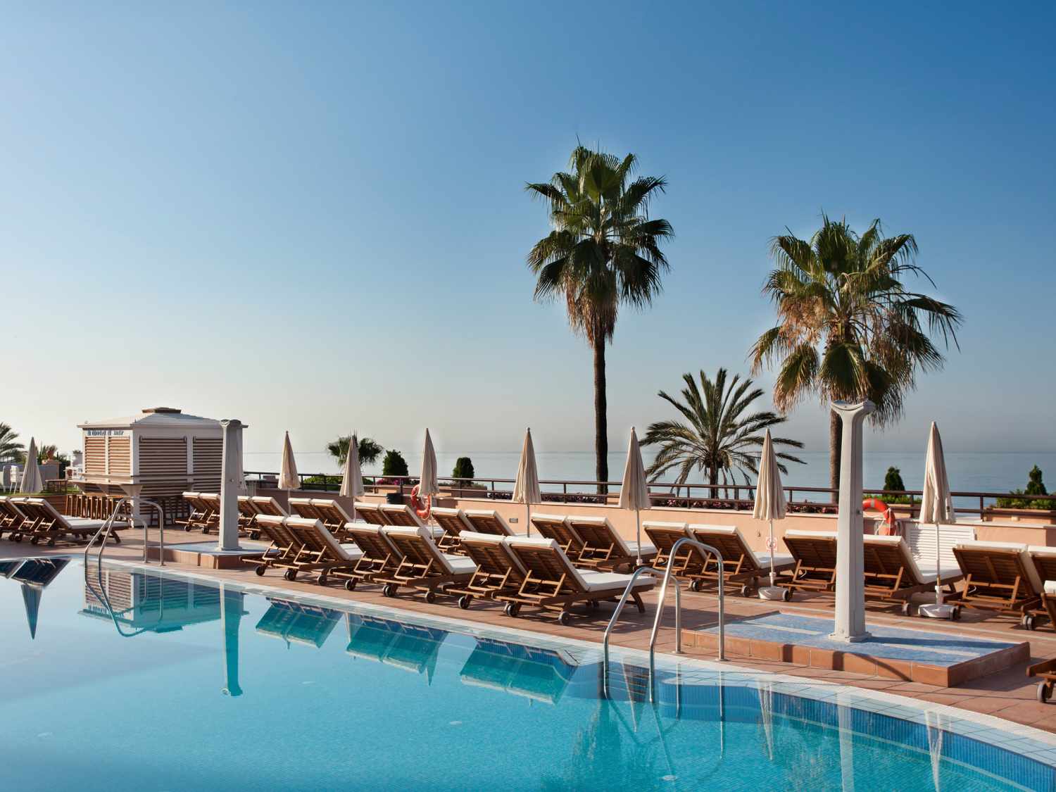 LiggingEl Fuerte Marbella ligt aan het zandstrand van Marbella