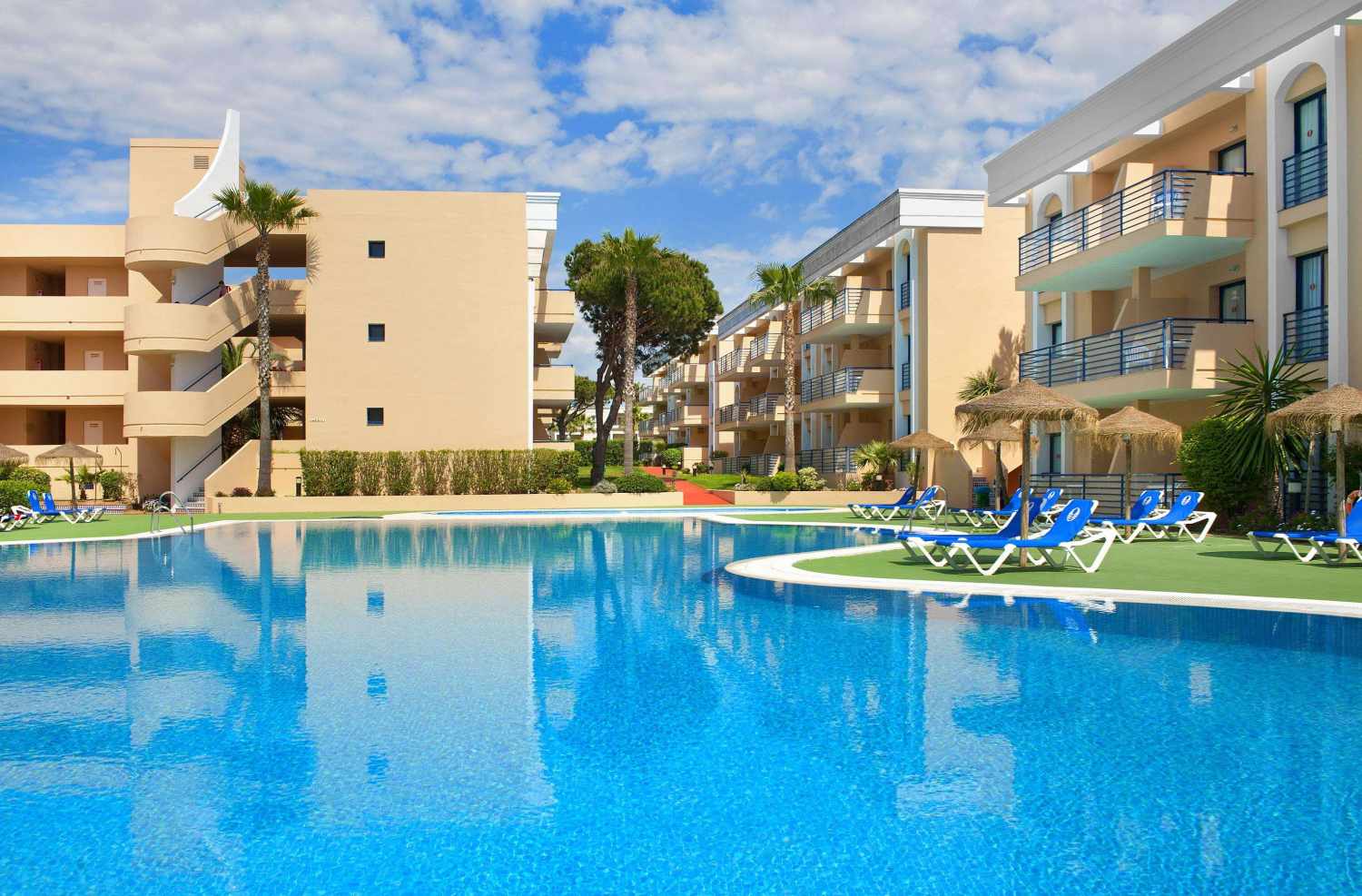 LiggingHet appartementenhotel ligt slechts 150 meter van het strand. Het is rustig gelegen in het toeristische centrum