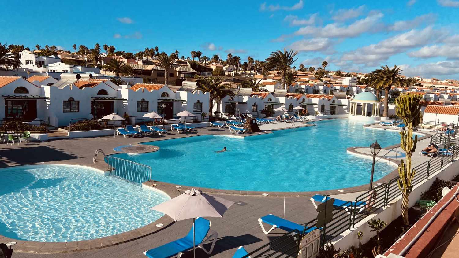 LiggingCasthotels Fuertesol Bungalows is een kleinschalig bungalow-complex in Caleta de Fuste