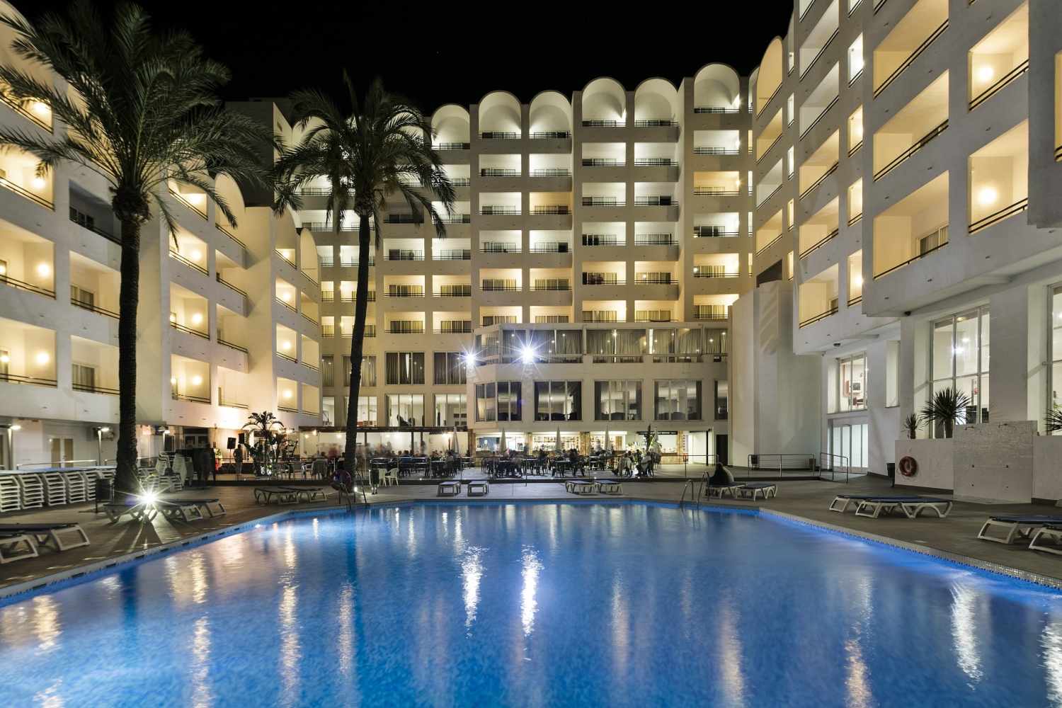 LiggingDit aantrekkelijke hotel ligt tegenover het strand. Een halte van het openbaar vervoer ligt op slechts 30 meter afstand en bars