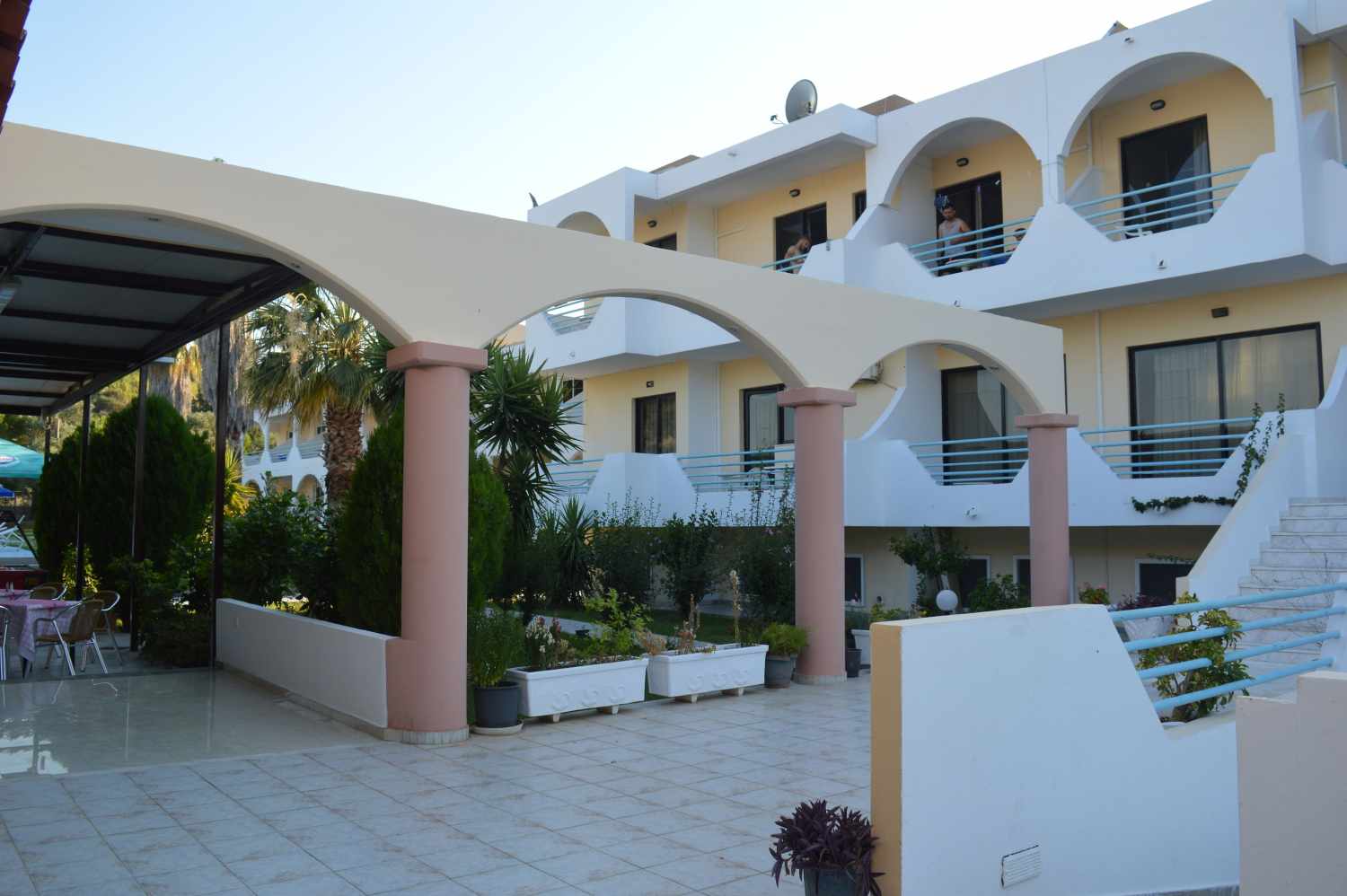 LiggingDit hotel ligt op ongeveer 3 km van het centrum van Faliraki. HotelfaciliteitenHet vriendelijke personeel aan de receptie is graag bij alle vragen behulpzaam. Het hotel beschikt over verschillende gemakken voor een comfortabel en een ontspannen verblijf waaronder een bagagedepot