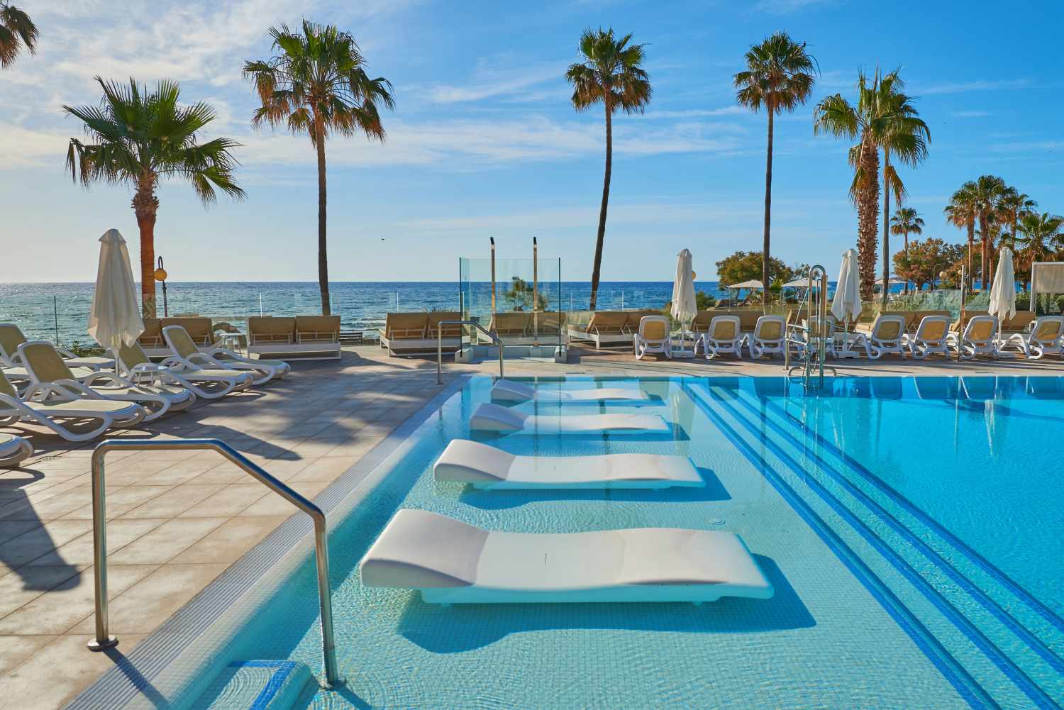 Adults Only 16+LiggingProtur Bonamar Hotel ligt aan de promenade van Cala Millor