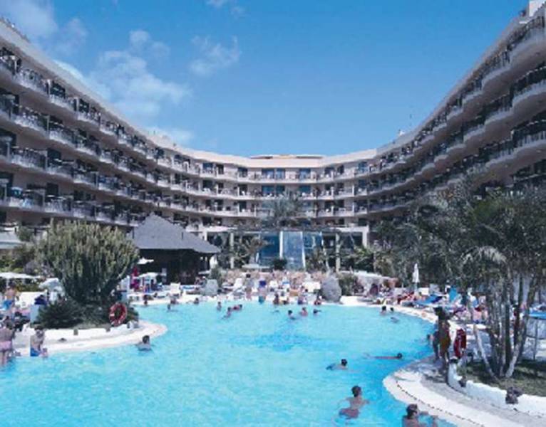 LiggingDit comfortabele strandhotel bevindt zich in het toeristische centrum van Playa de las Americas. Op slechts een steenworp afstand vindt u haltes van het openbaar vervoer (50 meter)