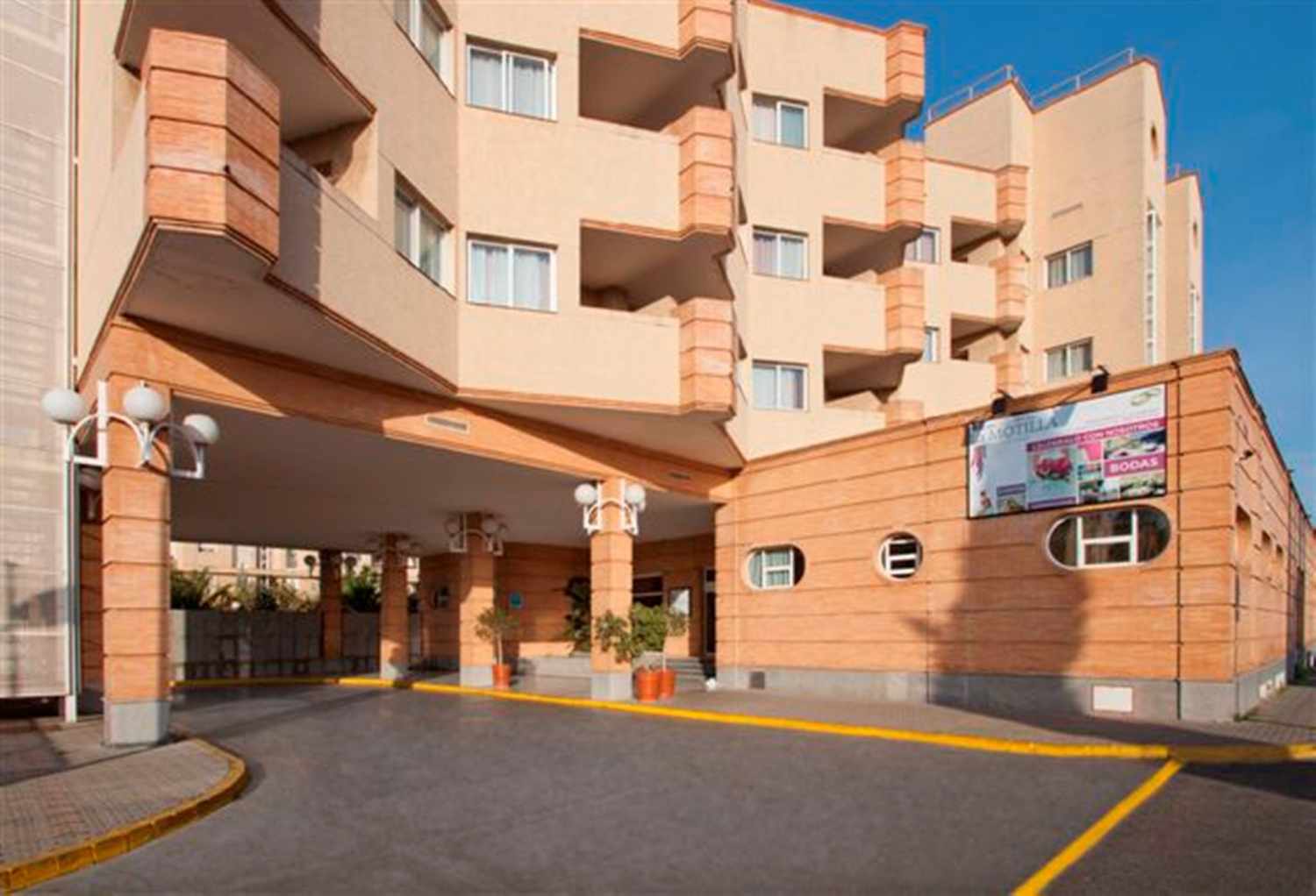 LiggingDit hotel bevindt zich direct in het toeristische centrum van Dos Hermanas. Het stadscentrum