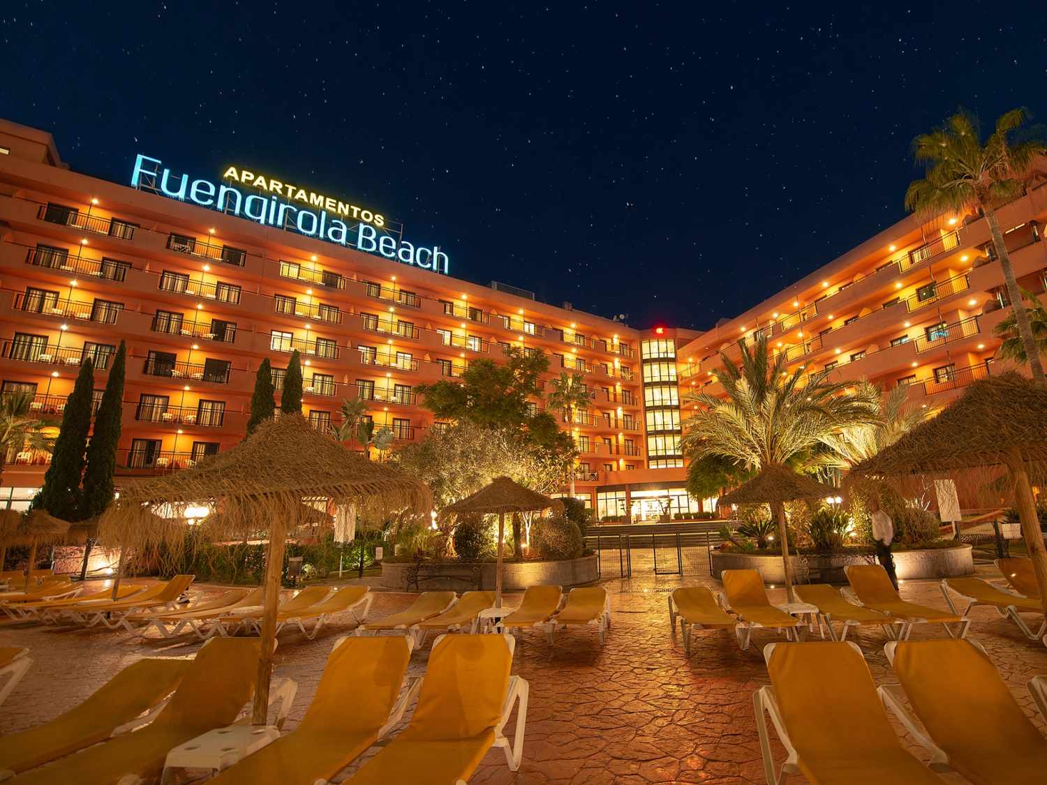 LiggingDit appartementenhotel ligt direct in het stads- en toeristische centrum. Op 30 m van het hotel bevinden zich veel winkelmogelijkheden