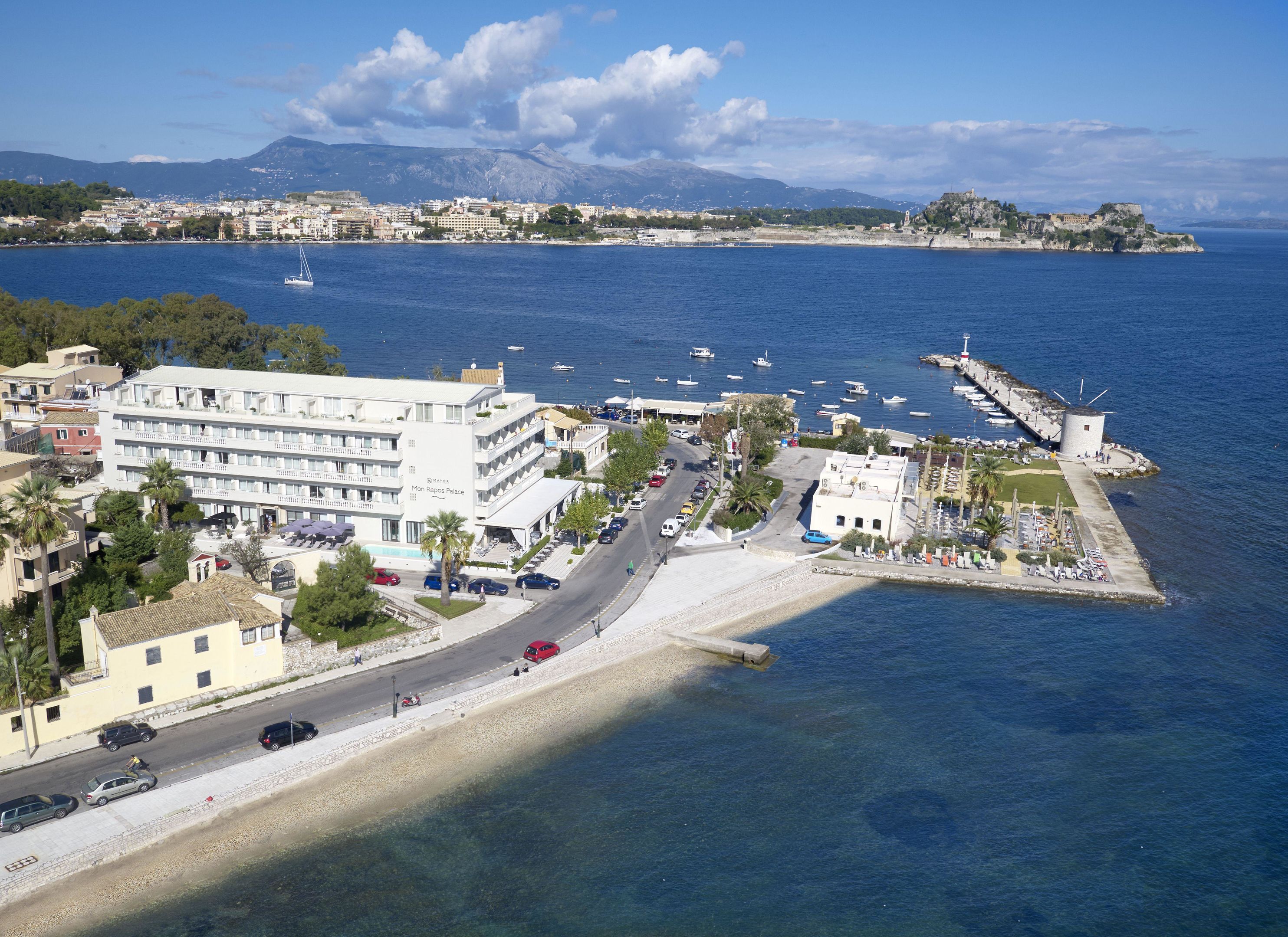 Adults Only LiggingDit hotel bevindt zich in directe nabijheid van het strand naar het centrum van Corfu-stad met de toeristische highlights is het ongeveer 1 kilometer. HotelfaciliteitenDe gasten van het hotel ontvangen bij aankomst een welkomstdrankje. In het hotel is Wi-Fi voorhanden (kosteloos). Tot de aangeboden faciliteiten behoren een autoverhuur