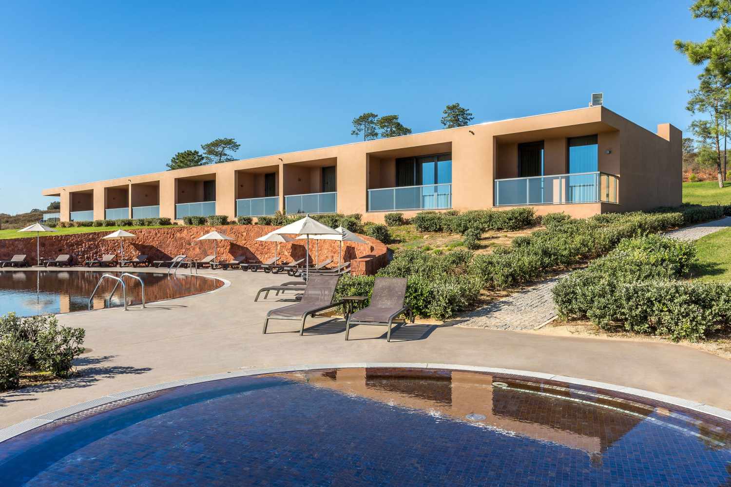 LiggingDit tussen de stranden van Portimão en de bergen van Monchique gelegen hotel maakt deel uit van het luxueuze golfresort Morgado do Reguengo. Het is omgeven door 2 golfbanen