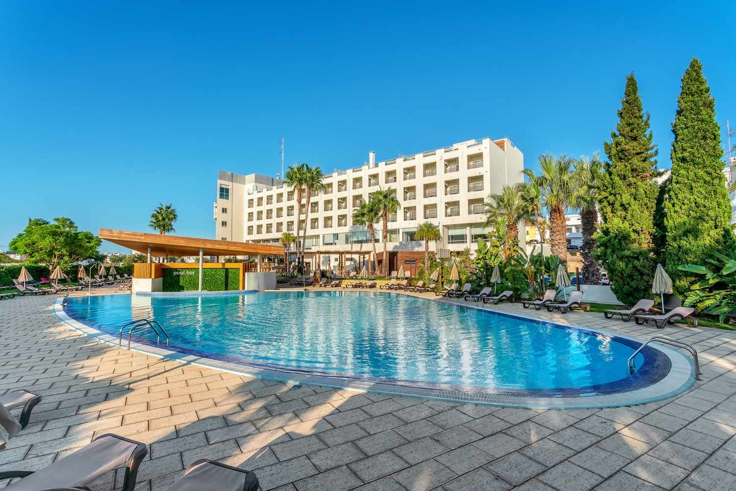 Adults OnlyLiggingHet hotel ligt op 500 meter van het stadscentrum waar zich vele winkelmogelijkheden