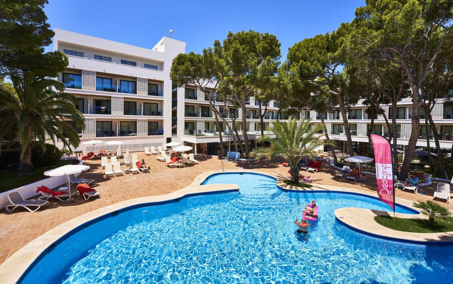 LiggingHet hotel ligt in Cala Ratjada aan de noord-oostkust van Mallorca
