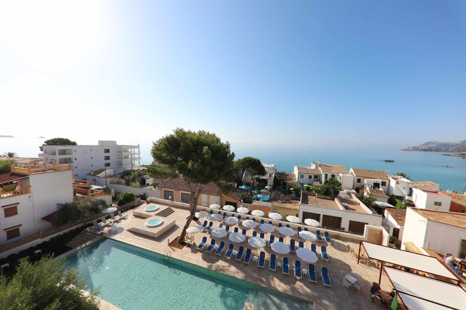 LiggingHotel Clumba ligt direct aan het zandstrand van Son Moll