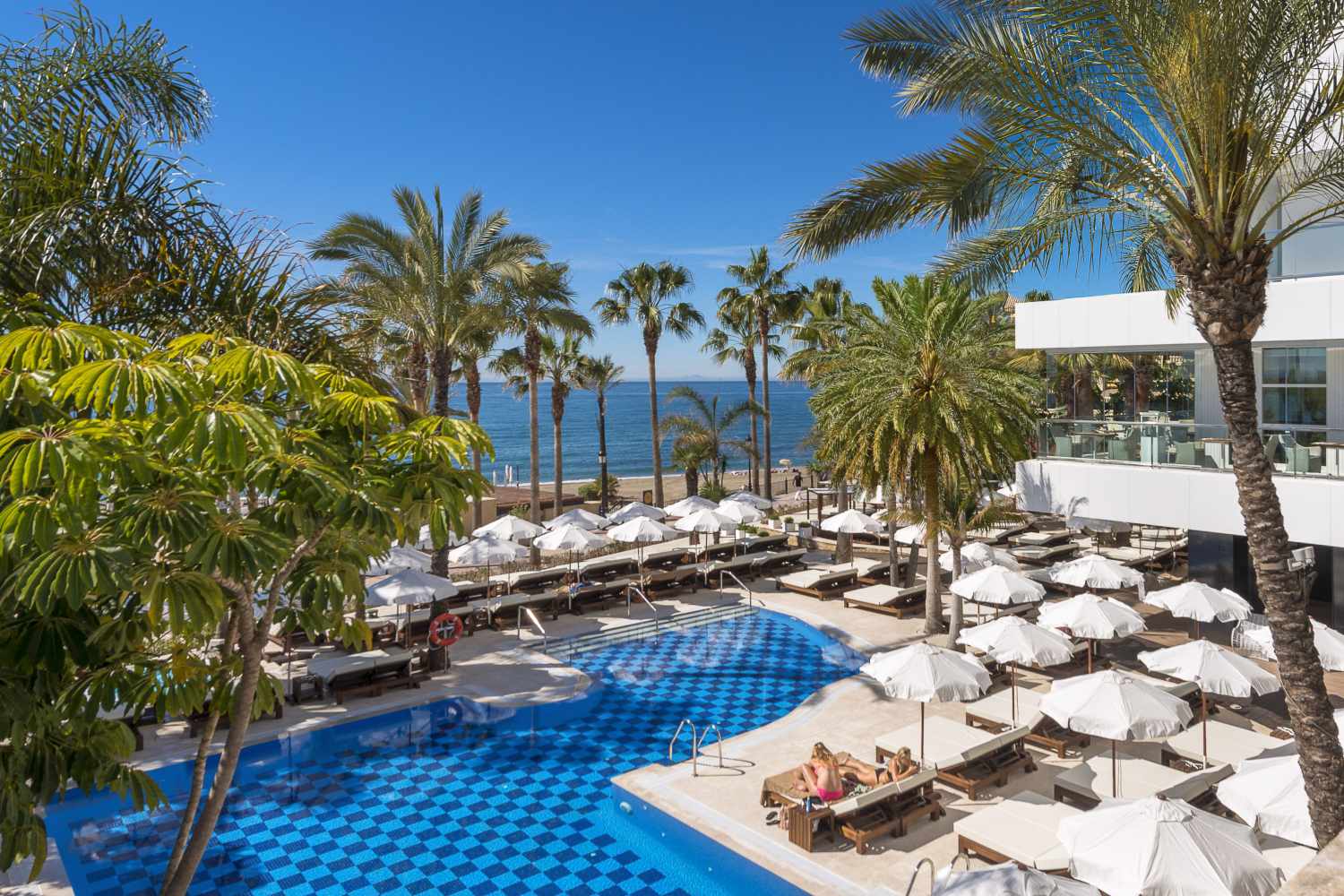 Adults Only 16+LiggingHotel Amàre Marbella ligt direct aan het brede zandstrand van Marbella aan de Costa del Sol