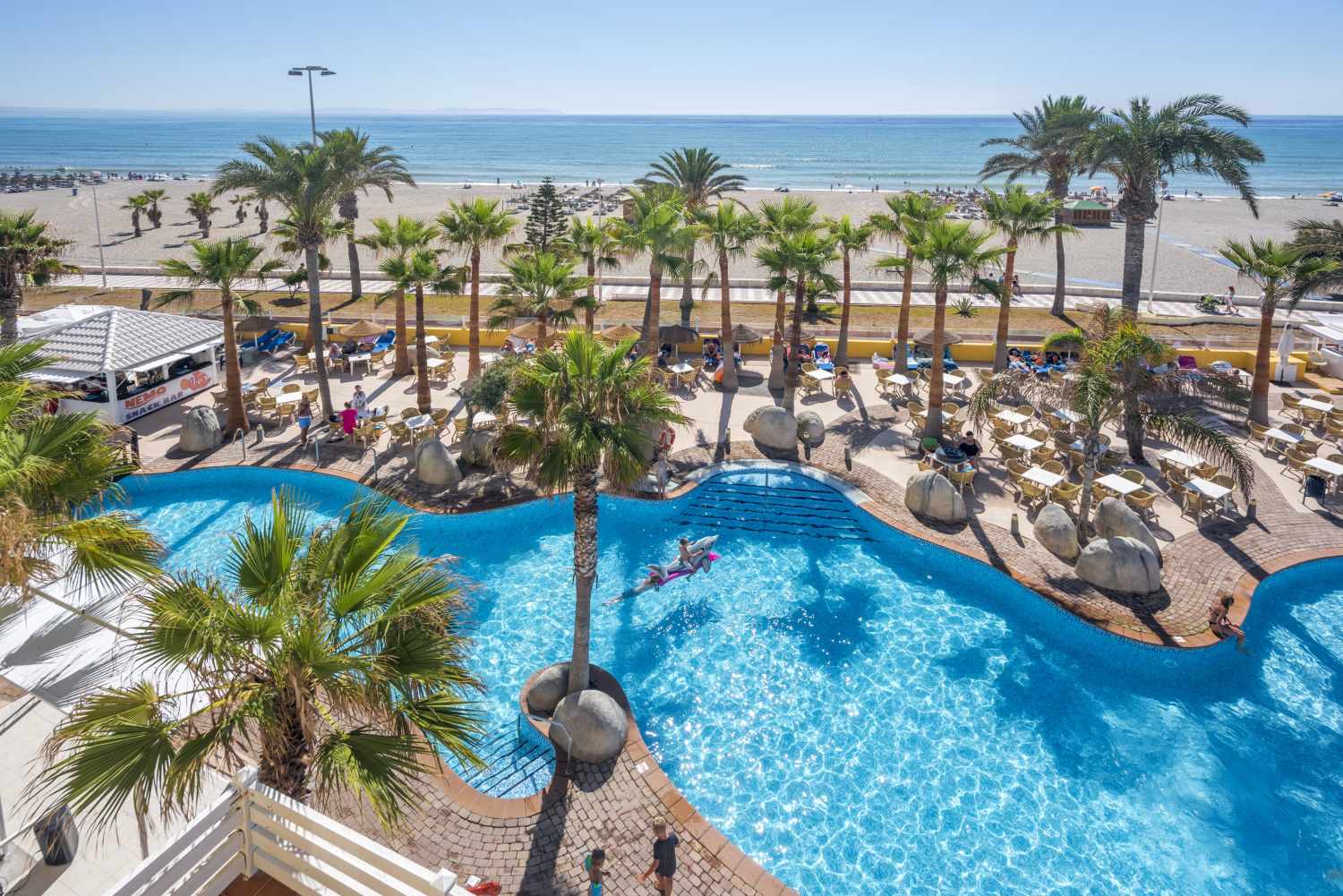 LiggingDit hotel ligt aan het eind van de strandpromenade