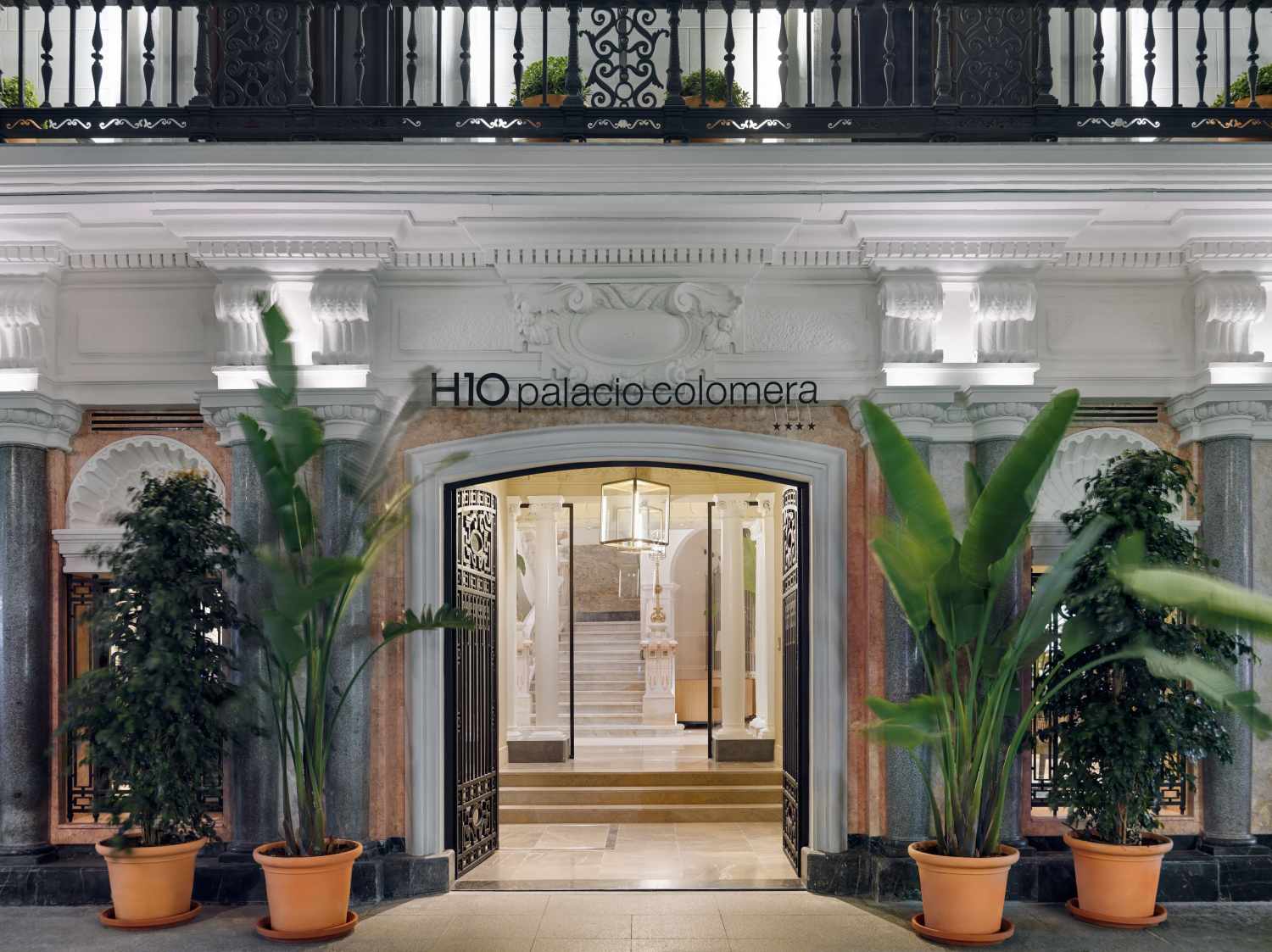 LiggingDit verblijf bevindt zich direct in het centrum van Córdoba. HotelfaciliteitenHet vriendelijke personeel aan de receptie is graag bij alle vragen behulpzaam. Een bagagedepot en een kluis behoren tot de faciliteiten van het verblijf. In het verblijf is Wi-Fi kosteloos verkrijgbaar. De tourdesk biedt ondersteuning bij het boeken van excursies. Het verblijf beschikt over faciliteiten voor rolstoelgebruikers en een lift. Buiten biedt een tuin extra ruimte voor ontspanning en recreatie. De gasten die met de auto komen