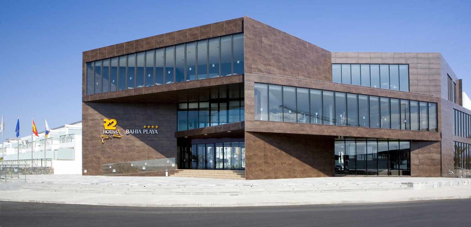 LiggingHet hotel ligt direct bij het strand Tarajalejo. Dit gedeelte van het eiland staat bekend vanwege het goede klimaat gedurende het hele jaar. Het ligt aan een natuurlijke baai en wordt door een bergketen beschermd tegen de wind. Het ligt op slechts een klein stukje wandelen van meerdere restaurants en bars.  HotelfaciliteitenHet hotel beschikt over twee buitenzwembaden