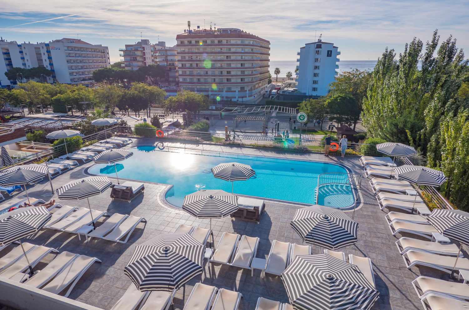 Adults OnlyLiggingHet hotel ligt in het toeristische centrum van Santa Susana en is slechts 150 meter van het strand en ca. 100 meter van de dichtstbijzijnde winkels en bars vandaan. De naburige steden zijn Pineda del Mar en Malgrat del Mar. Een halte van het openbaar vervoer kunt u gemakkelijk te voet bereiken.HotelfaciliteitenDe 4 suites