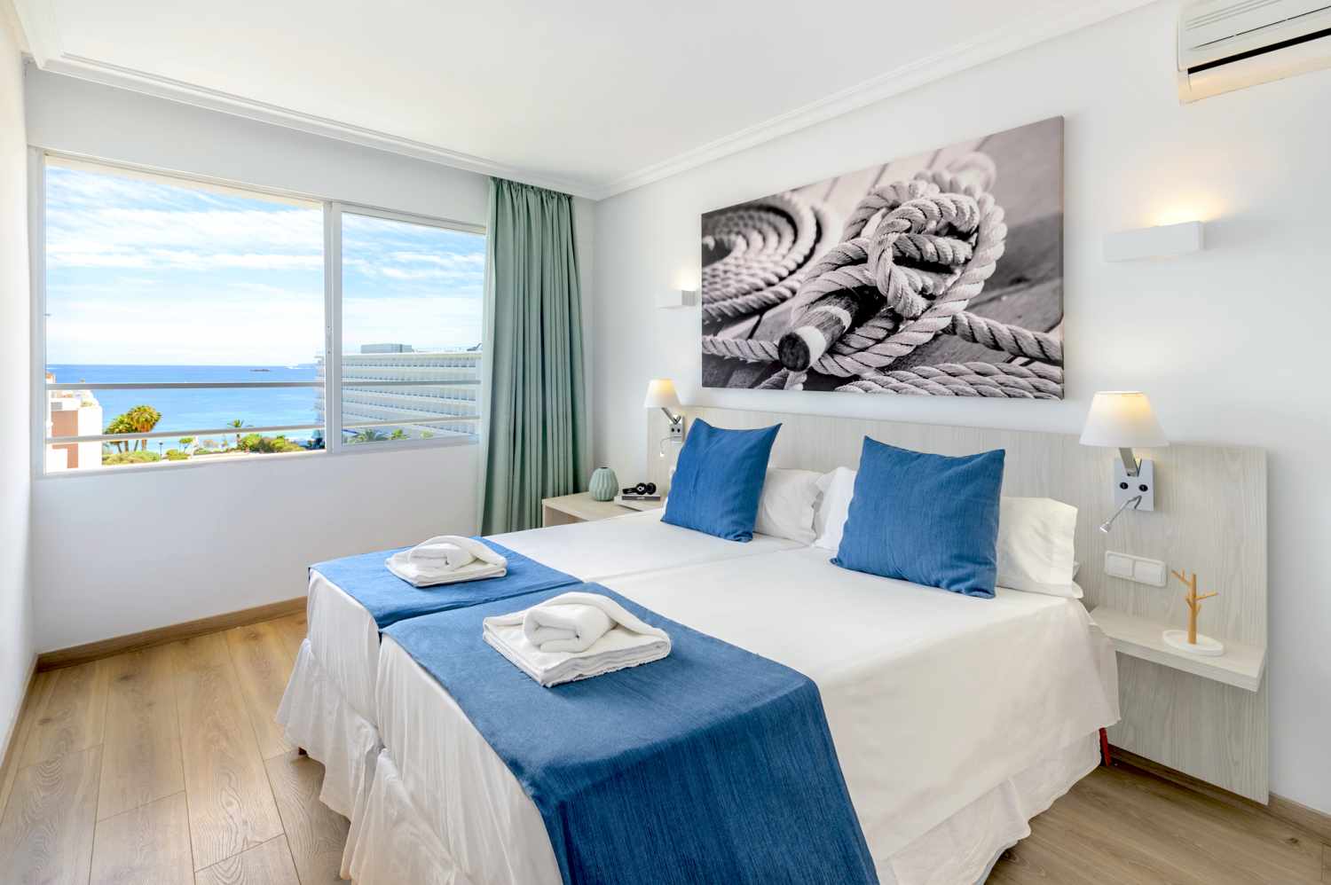 Vibra Tivoli Over Vibra Tivoli Dit prettige appartementenhotel ligt op een toplocatie in het centrum van Playa d'en Bossa