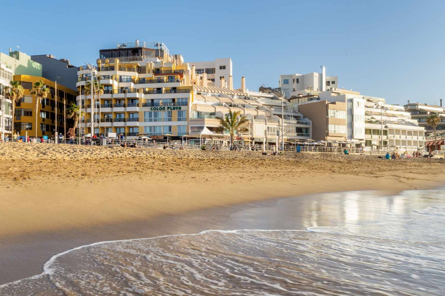 LiggingApartamentos Colón Playa ligt pal aan het beroemde Las Canteras-strand in Las Palmas de Gran Canaria