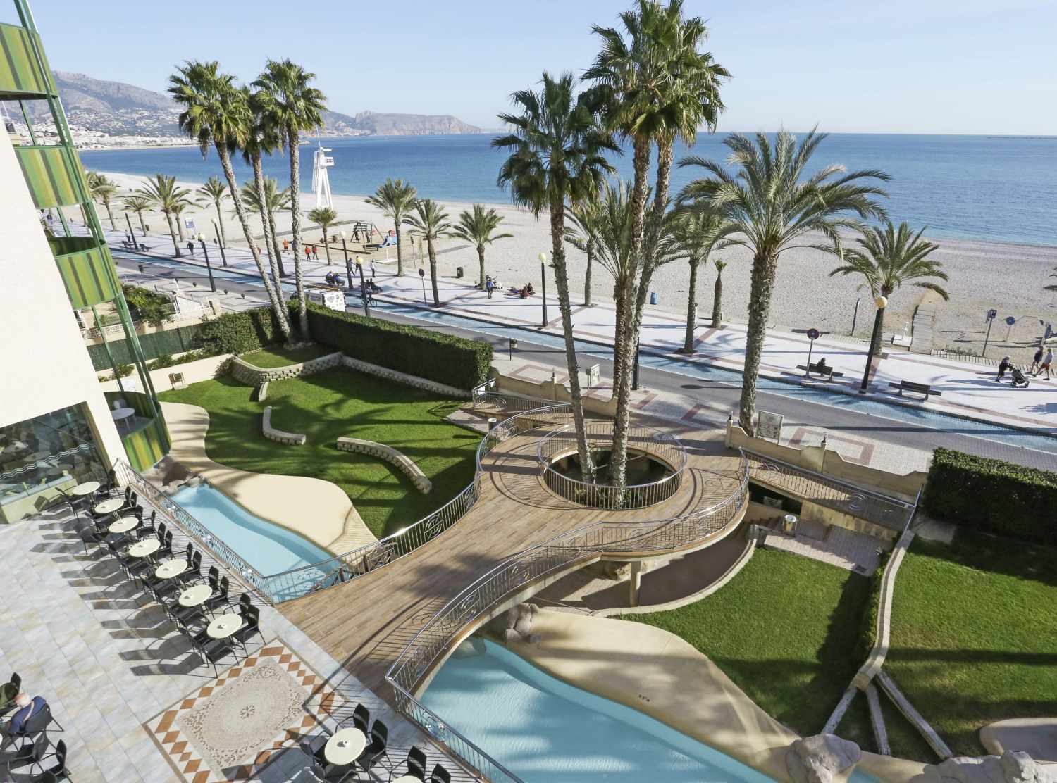 LiggingHotel Kaktus Albir ligt direct aan het kiezelstrand