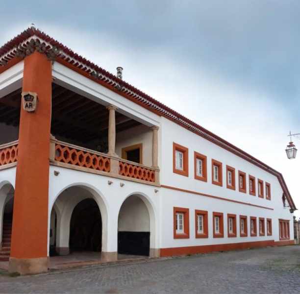 LiggingDit hotel begroet de gasten in Alter do Chão. HotelfaciliteitenHet vriendelijke personeel aan de receptie is graag bij alle vragen behulpzaam. Service zoals een bagagedepot en een kluis draagt bij tot een comfortabel verblijf. In de openbare ruimtes is Wi-Fi verkrijgbaar. Het verblijf beschikt over faciliteiten voor rolstoelgebruikers en een lift. Op het terrein van het hotel bevinden zich een mooie tuin en een fraaie speelplaats. Tot de overige voorzieningen van het hotel behoort een bibliotheek. Wie met de auto komt