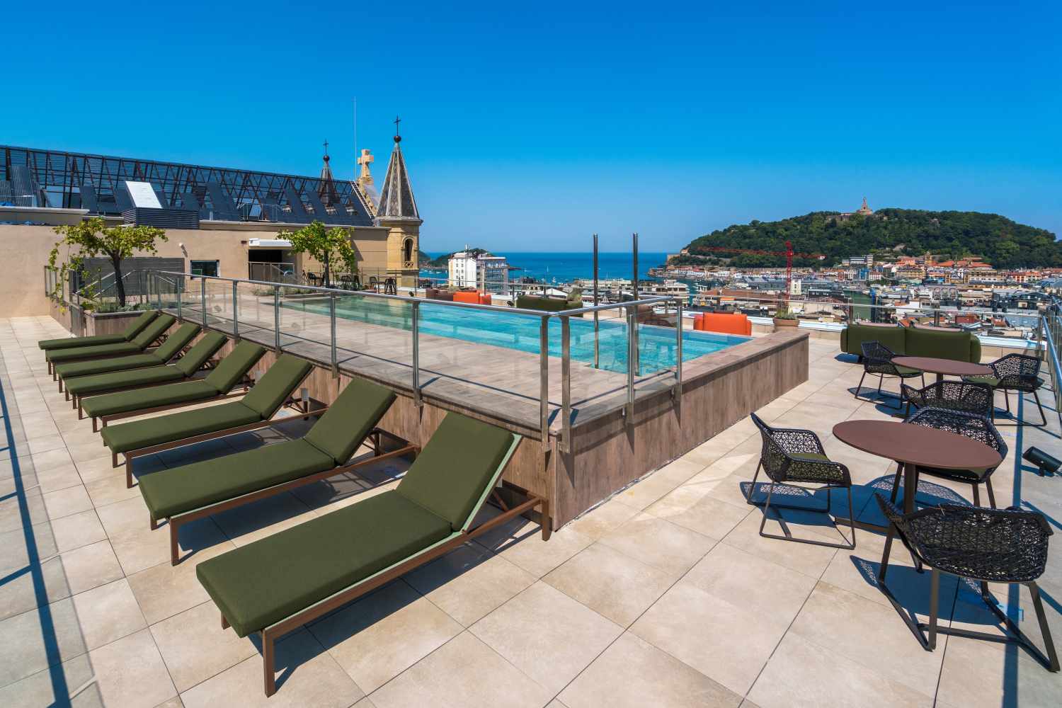 LiggingDit hotel bevindt zich in San Sebastián/Donostia.HotelfaciliteitenHet hotel met 2 liften beschikt over 12 suites en 2 eenpersoonskamers. Een bagagedepot en een kluis bieden de nodige service. In de openbare ruimtes is Wi-Fi verkrijgbaar. Het hotel beschikt over verschillende faciliteiten die voor minder validen toegankelijk zijn en faciliteiten voor rolstoelgebruikers. Er zijn ook winkels. Tot de overige voorzieningen van het hotel behoren een tv-ruimte en een bibliotheek. De gasten die met de auto komen